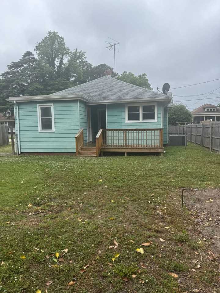 1915 Des Moines Ave - Photo 2 of 9