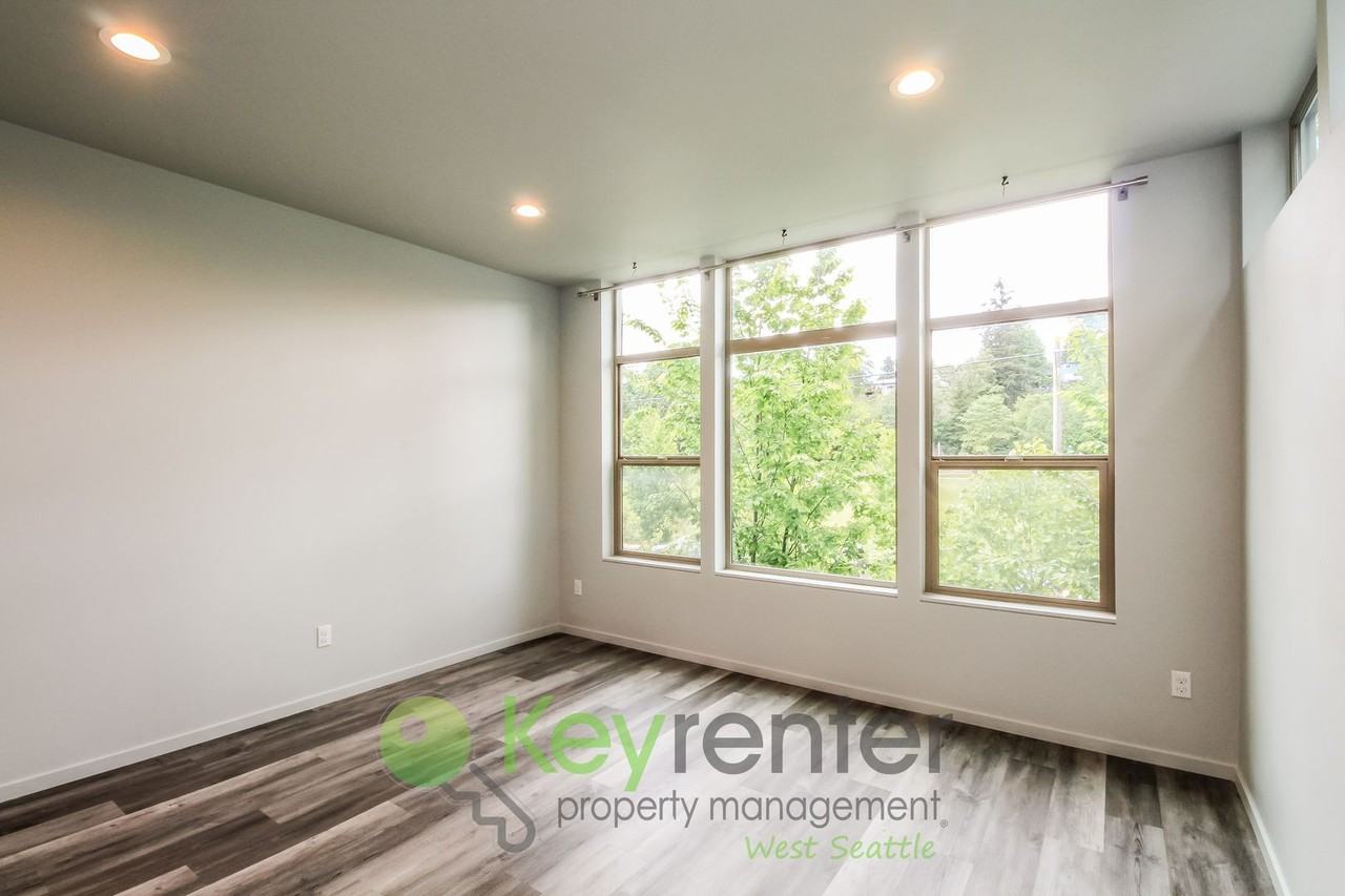 5259 Fauntleroy Way Sw - Photo 2 of 32