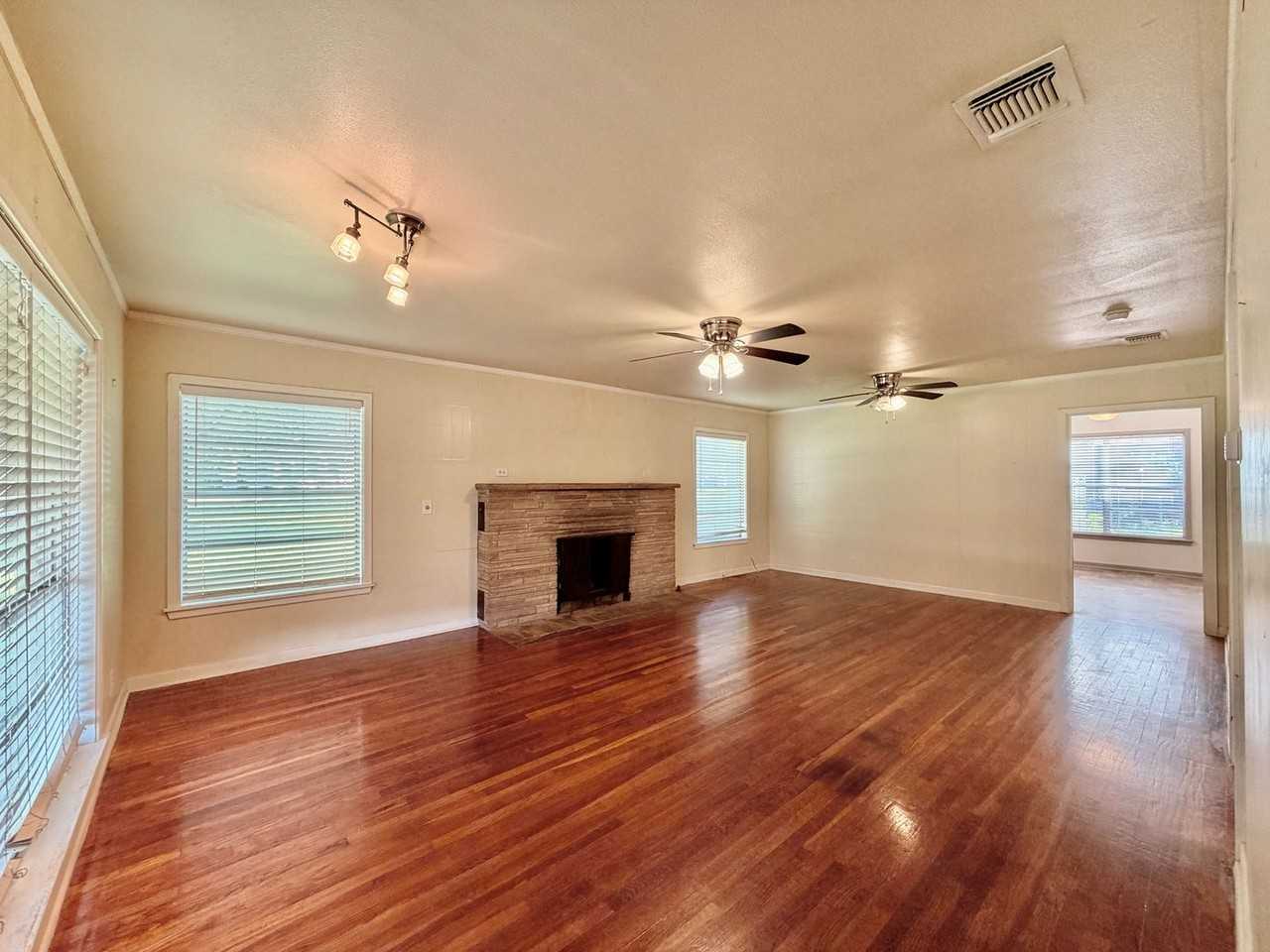 1224 Academy St - Photo 2 of 19