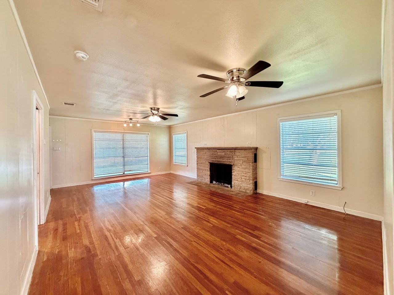 1224 Academy St - Photo 3 of 19
