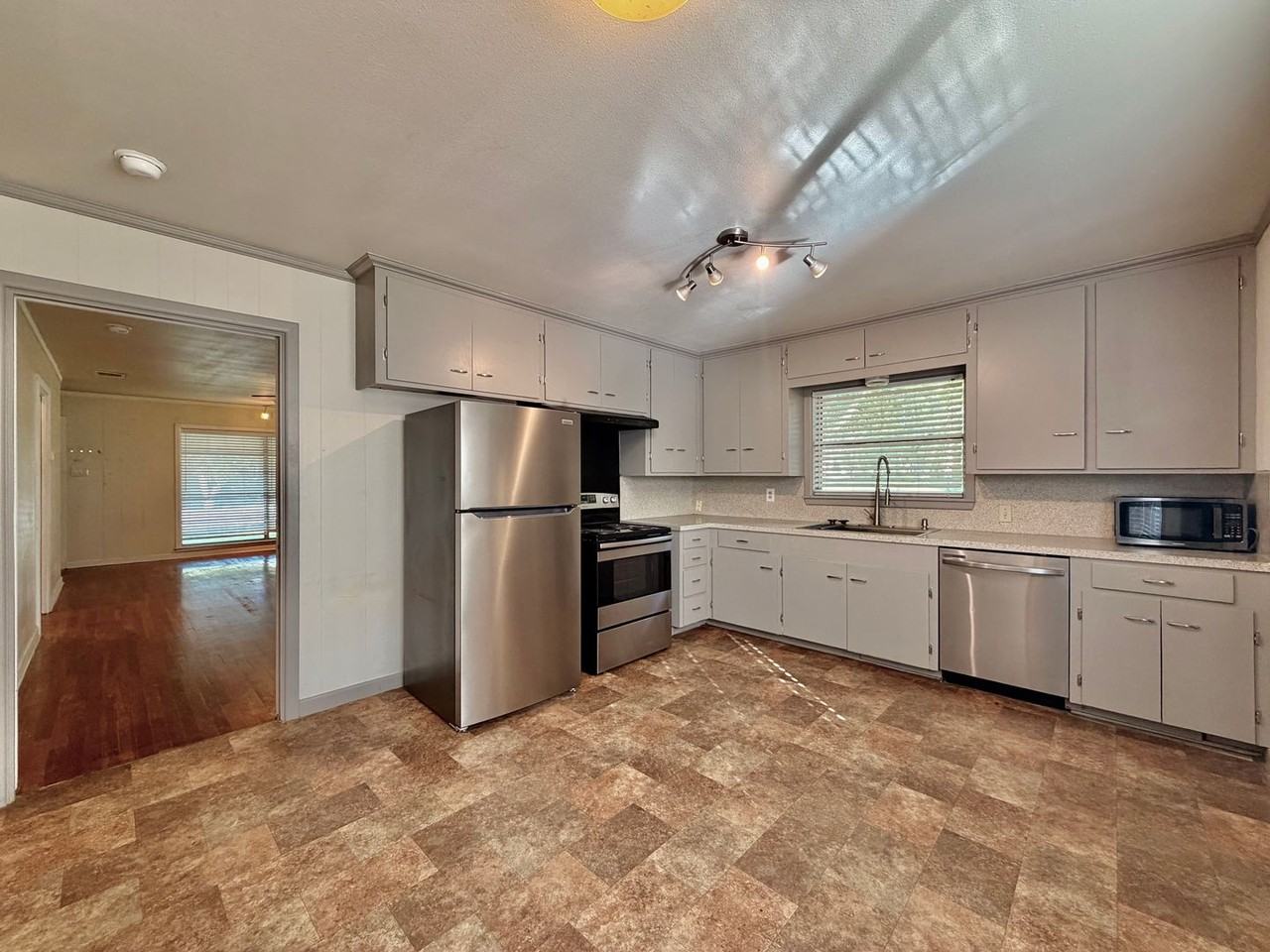 1224 Academy St - Photo 5 of 19