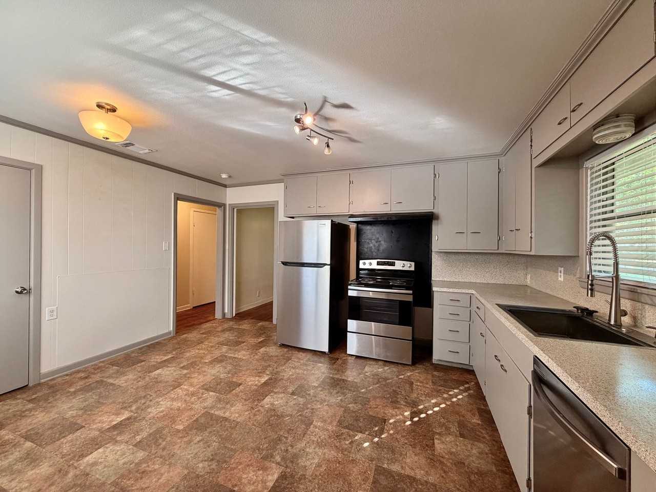 1224 Academy St - Photo 6 of 19
