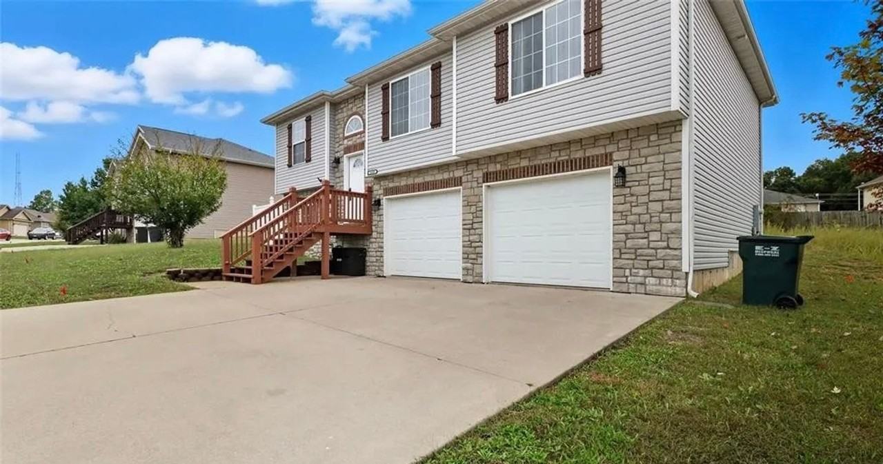 16185 Hershey Rd - Photo 3 of 24