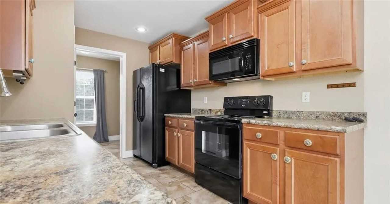 16185 Hershey Rd - Photo 7 of 24