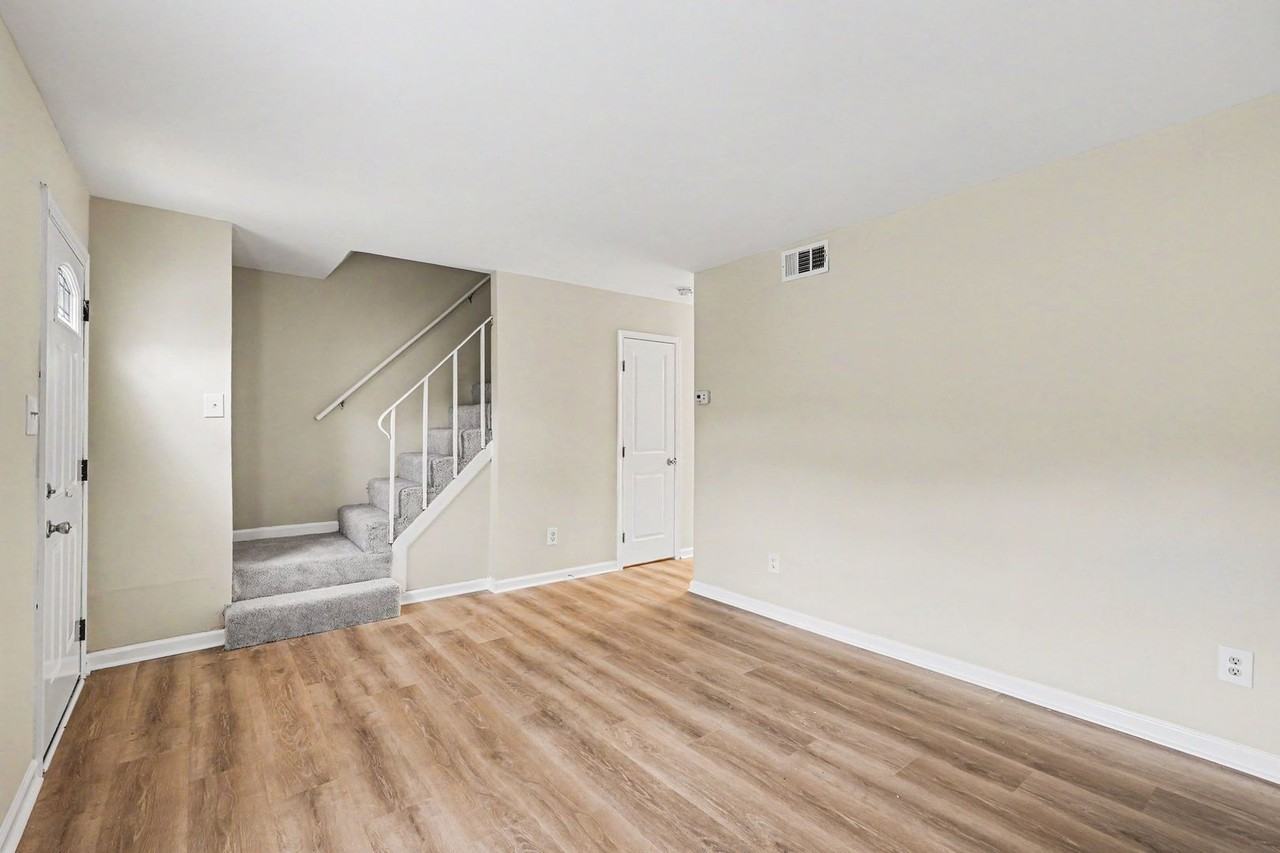 319 Brock Sq - Photo 2 of 23
