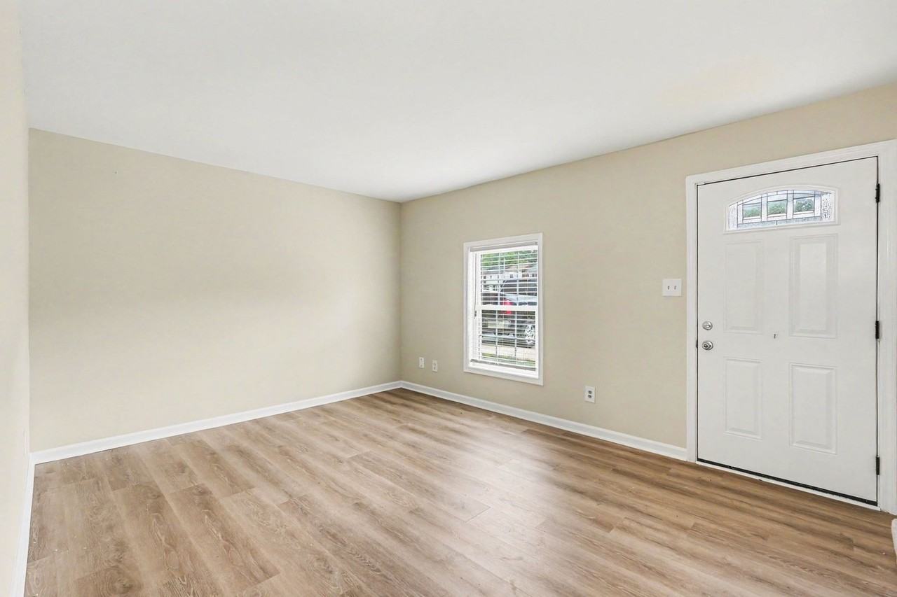 319 Brock Sq - Photo 3 of 23