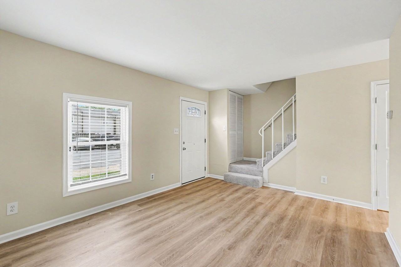 319 Brock Sq - Photo 4 of 23