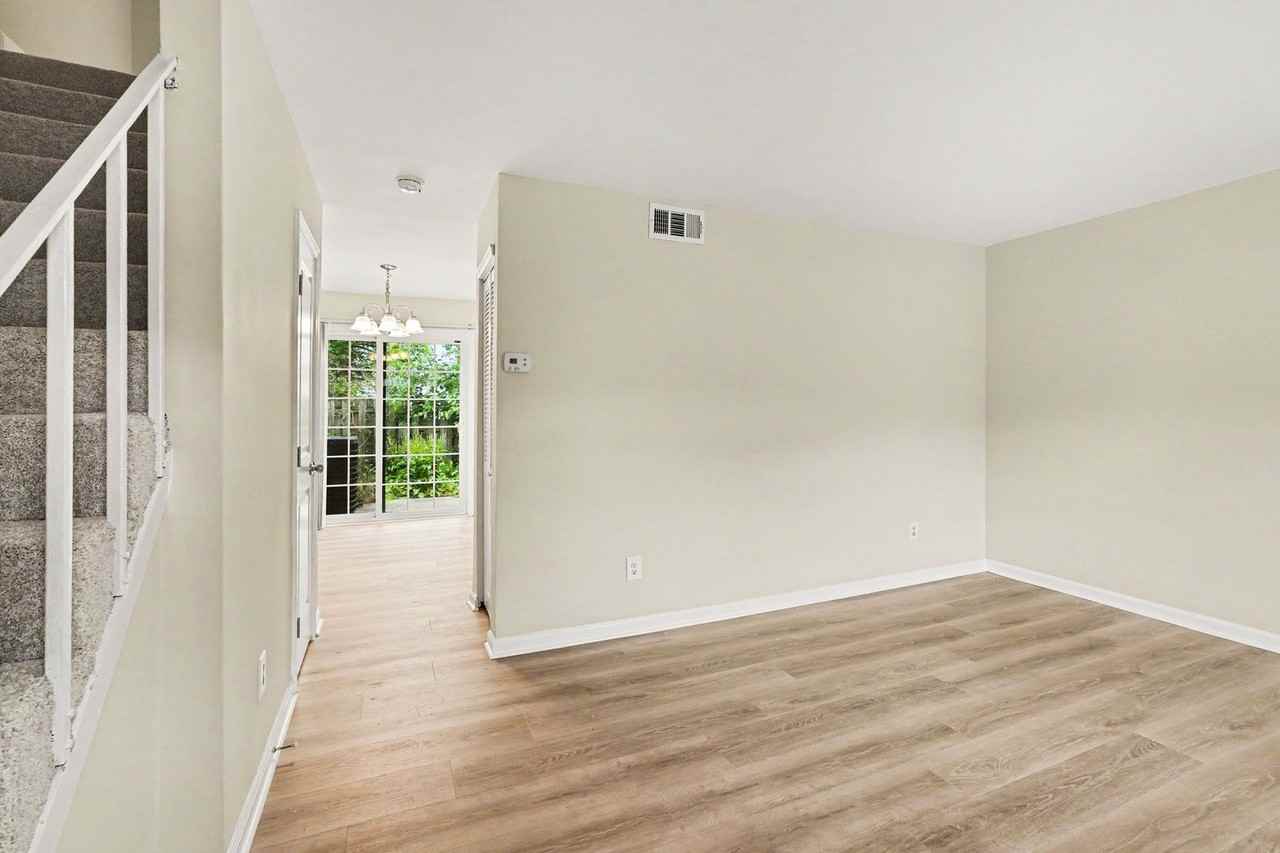 319 Brock Sq - Photo 5 of 23