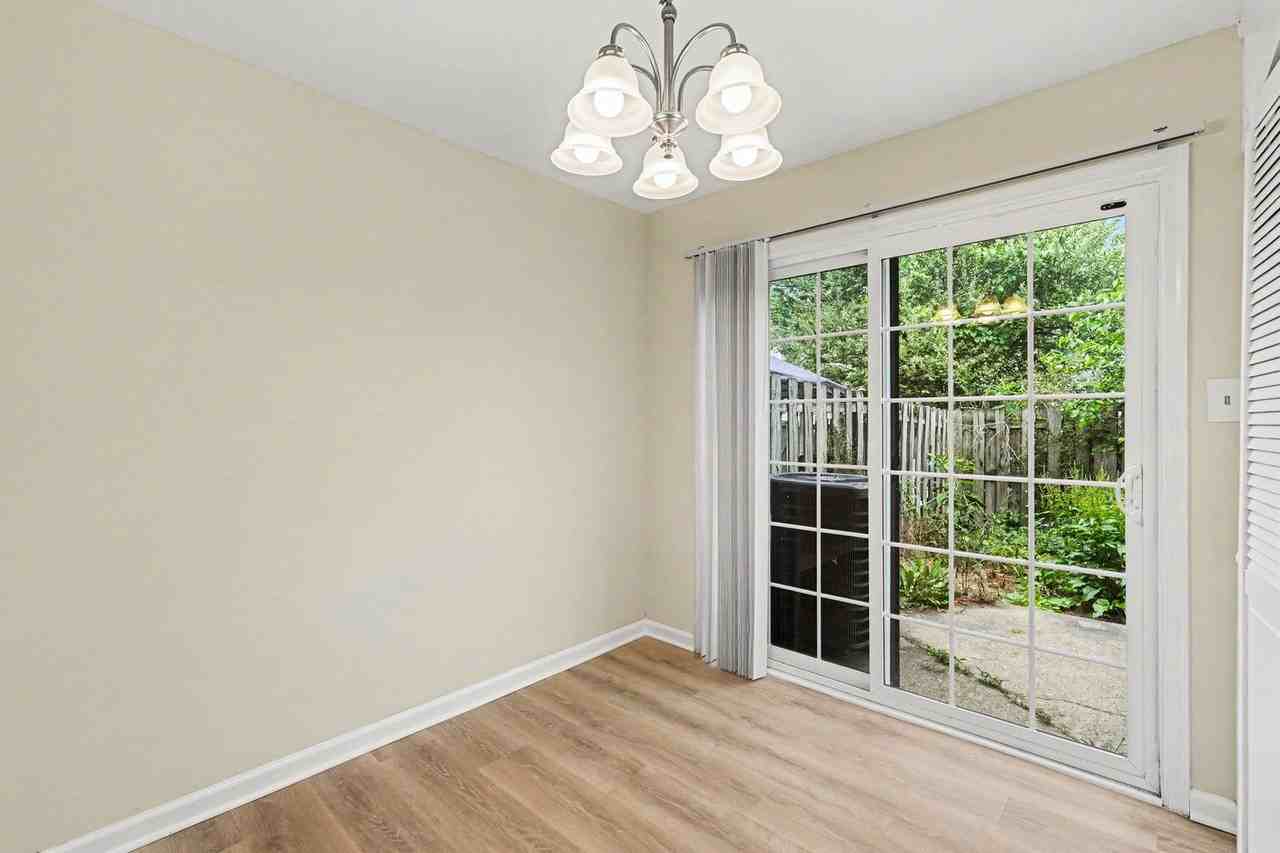 319 Brock Sq - Photo 6 of 23
