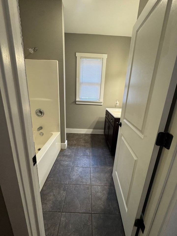 405 S Ellis St - Photo 4 of 9