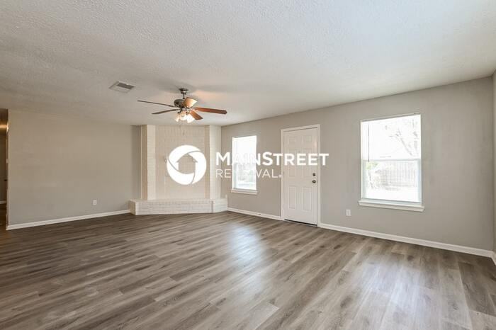4922 Crestway Dr - Photo 3 of 16