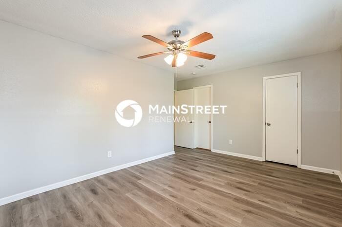4922 Crestway Dr - Photo 4 of 16