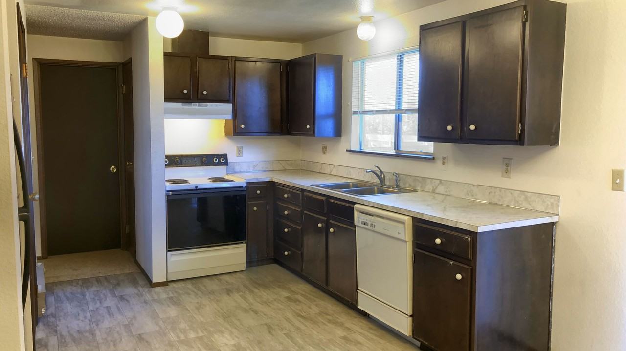 927 Nw Frigate St - Photo 5 of 17