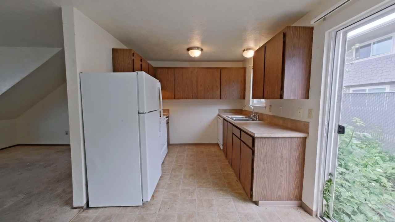 2563 Sw Pickford St #B - Photo 6 of 11