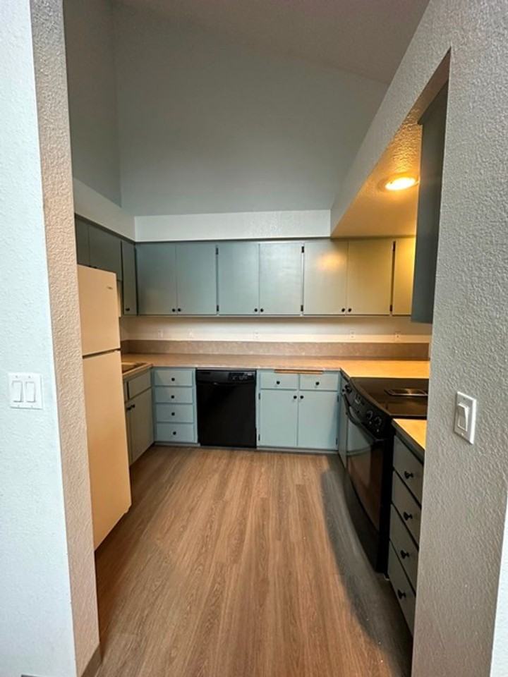 762 W Oregon Ave - Photo 2 of 13