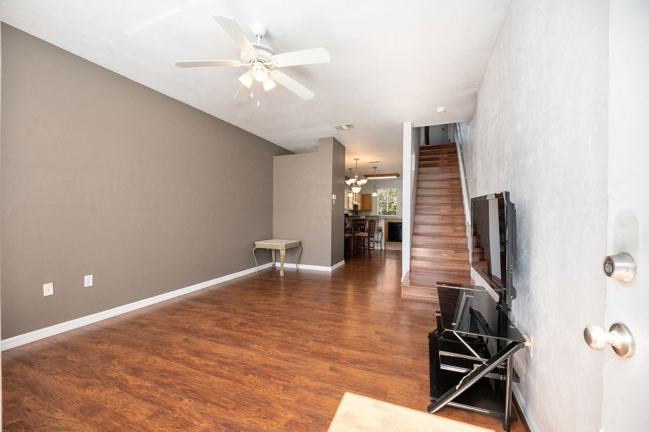 3910 Sw 20th Ave #1403 - Photo 2 of 27