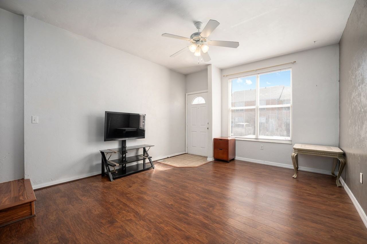 3910 Sw 20th Ave #1403 - Photo 3 of 27