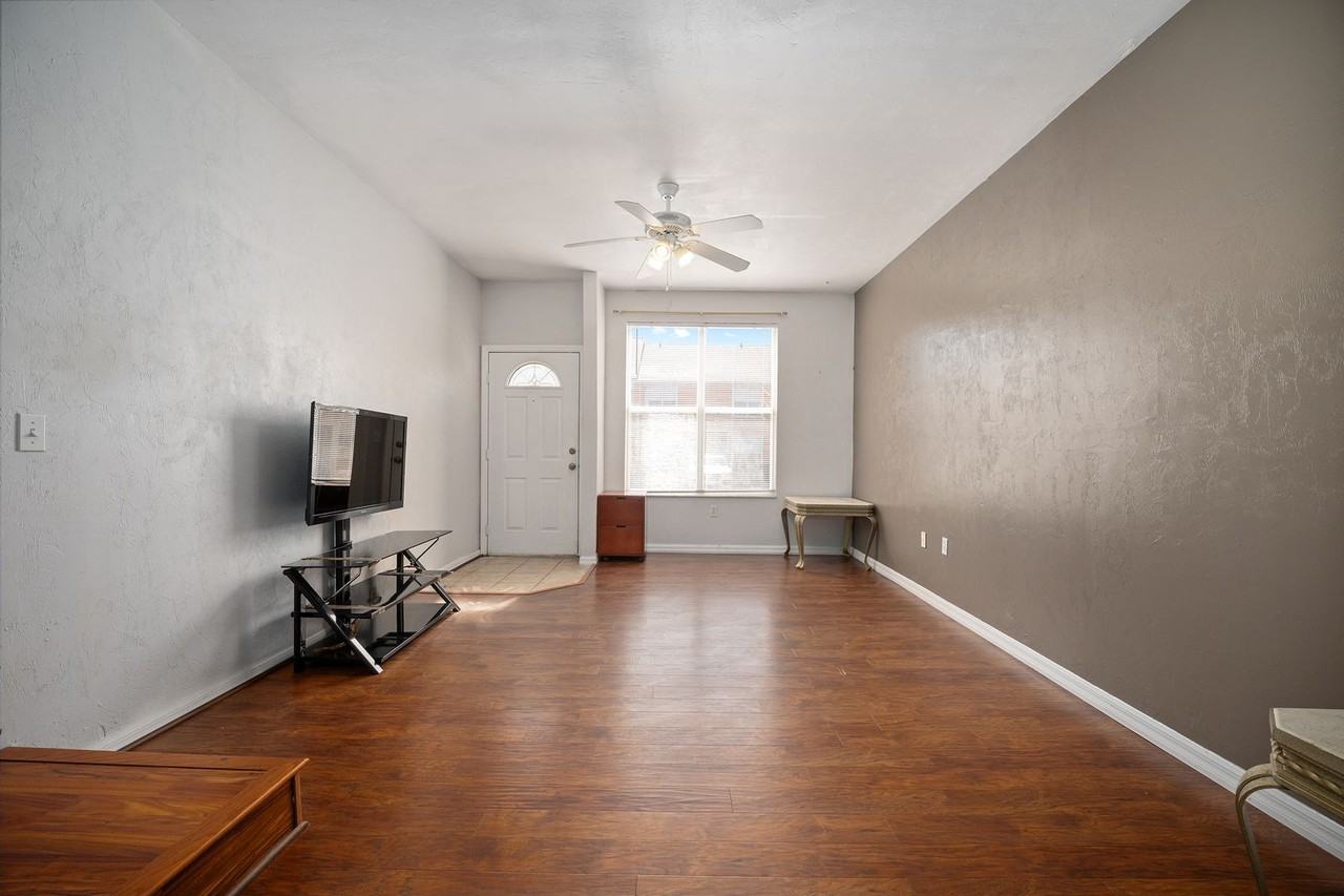 3910 Sw 20th Ave #1403 - Photo 4 of 27