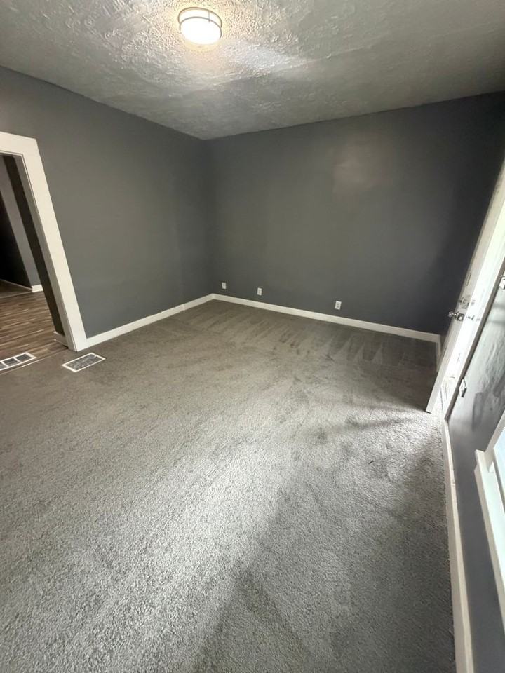 1301 Lillian Ave - Photo 3 of 13