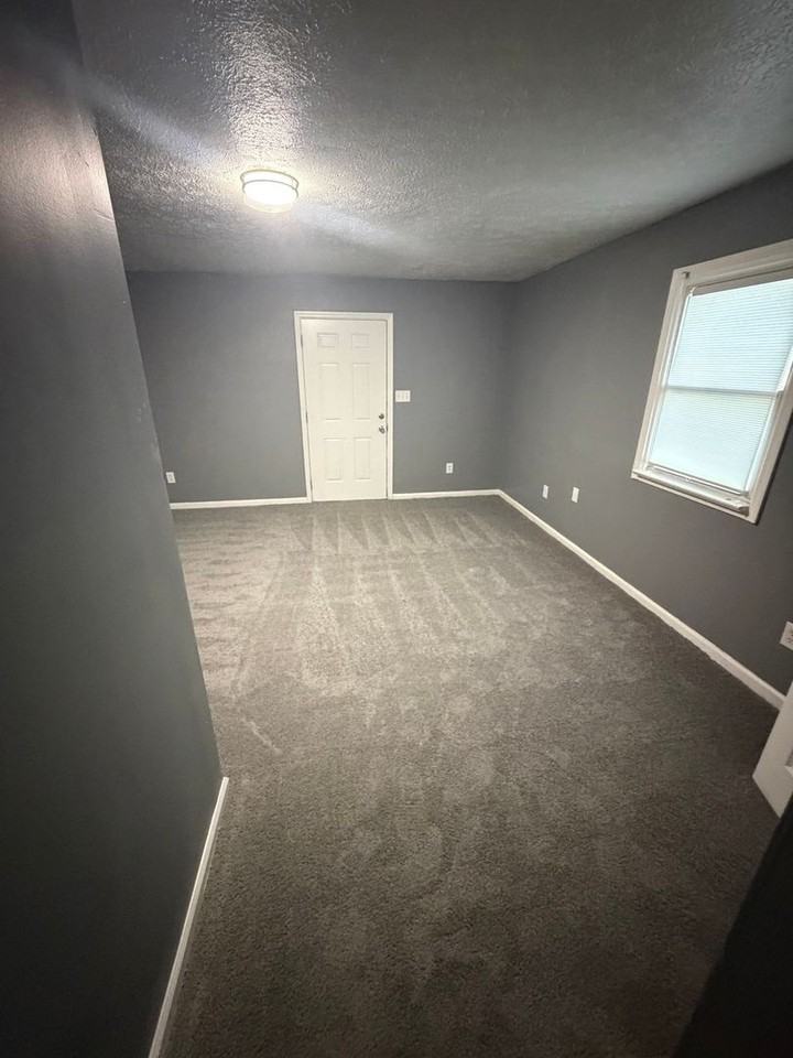 1301 Lillian Ave - Photo 4 of 13