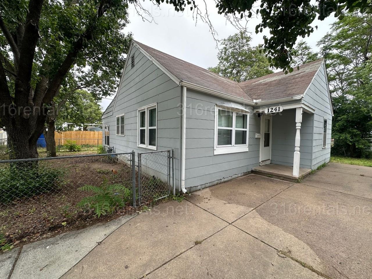 1241 W Merton St - Photo 2 of 19