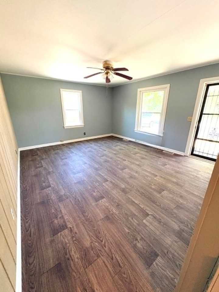 218 Eastview Dr - Photo 2 of 9