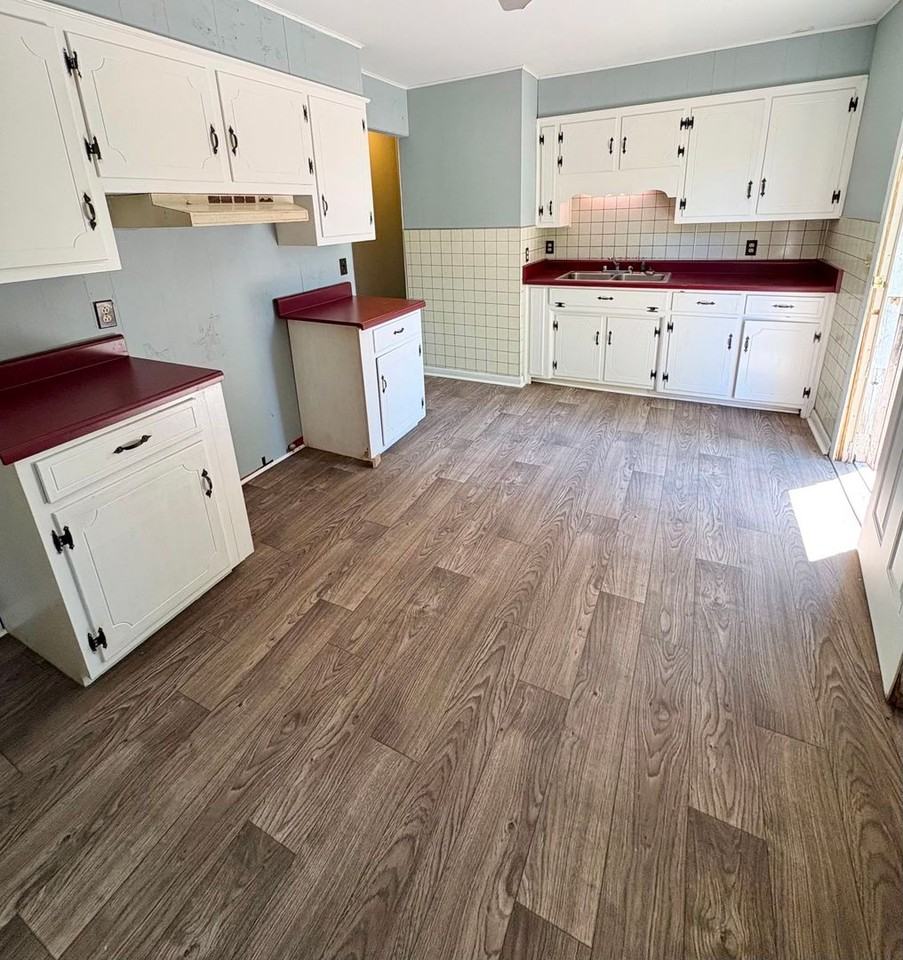 218 Eastview Dr - Photo 3 of 9