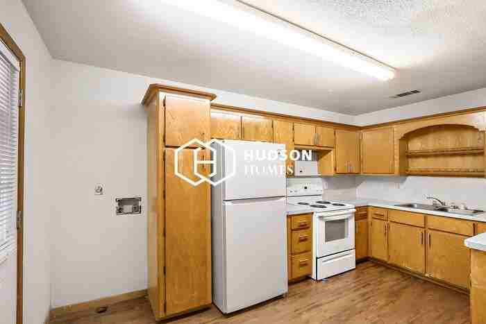 100 6th St #A - Photo 7 of 13