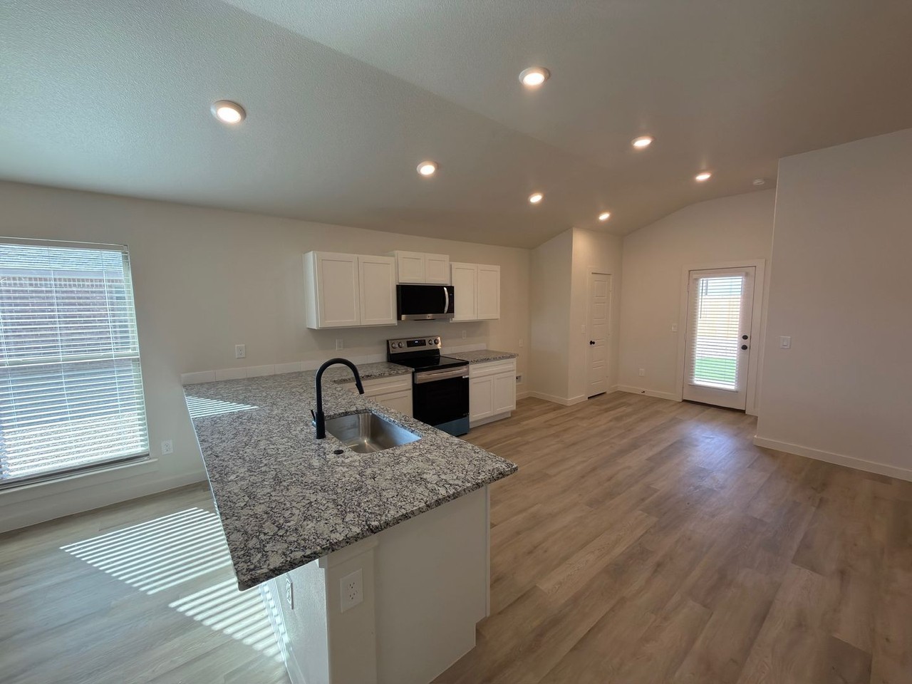 1209 Cottonwood Ave - Photo 3 of 11