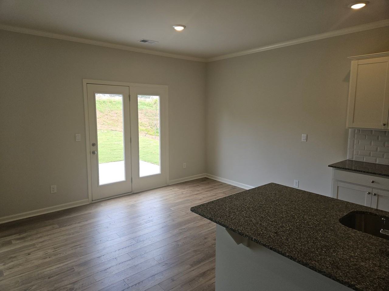 435 Thompson Dr - Photo 5 of 12