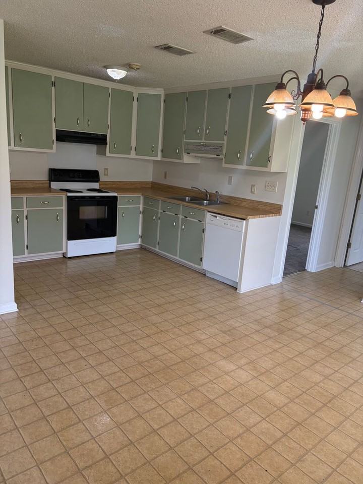 5411 Paulk Dr - Photo 2 of 9