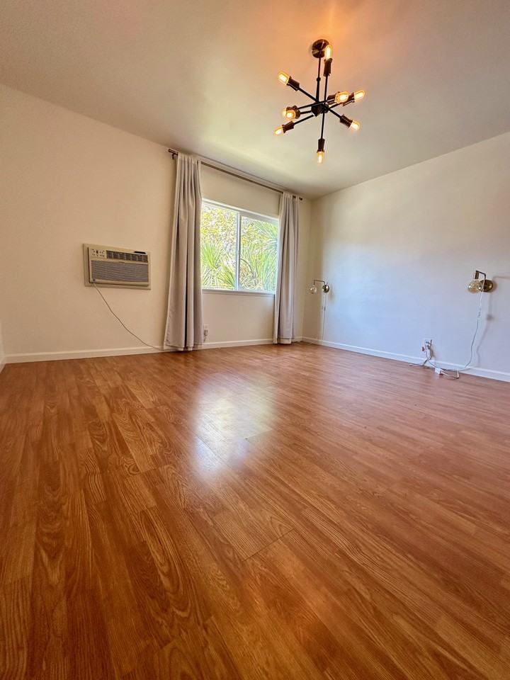 8347 Blackburn Ave #6 - Photo 5 of 18