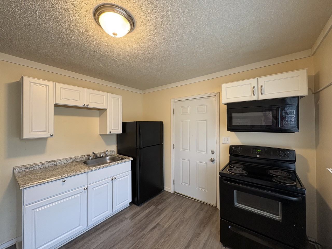 820 Mobile St #A - Photo 3 of 7