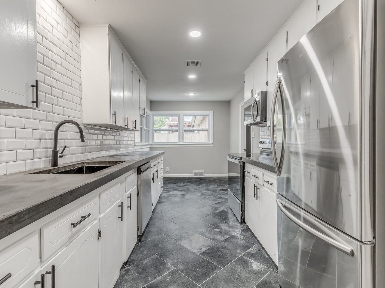349 Se Rockwood Ave #NA - Photo 5 of 44