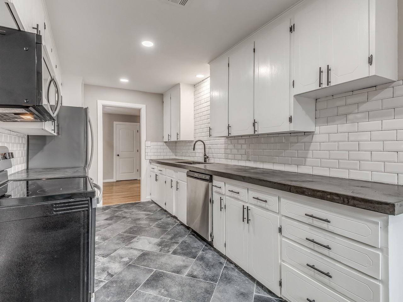 349 Se Rockwood Ave #NA - Photo 7 of 44