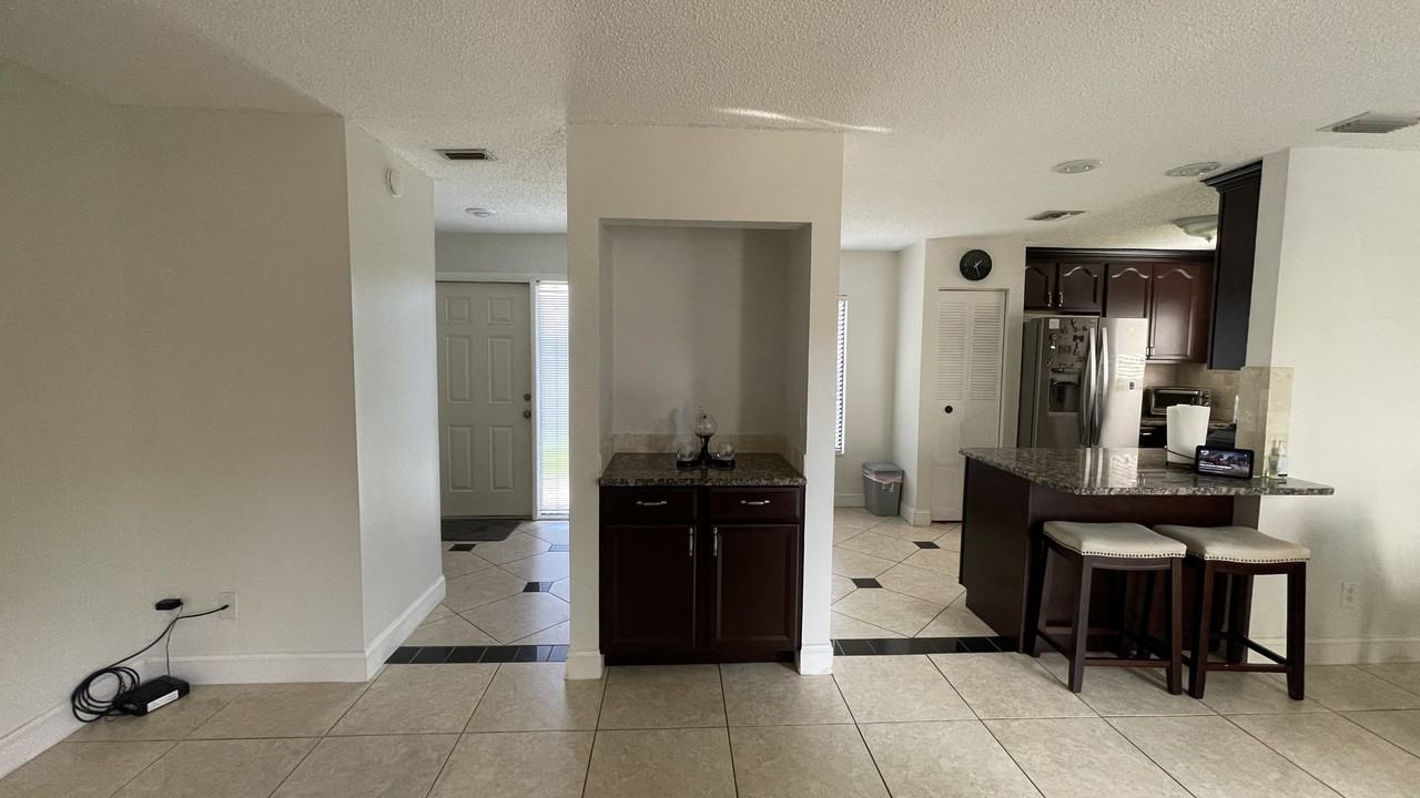 1420 Park Shore Cir #NA - Photo 3 of 19