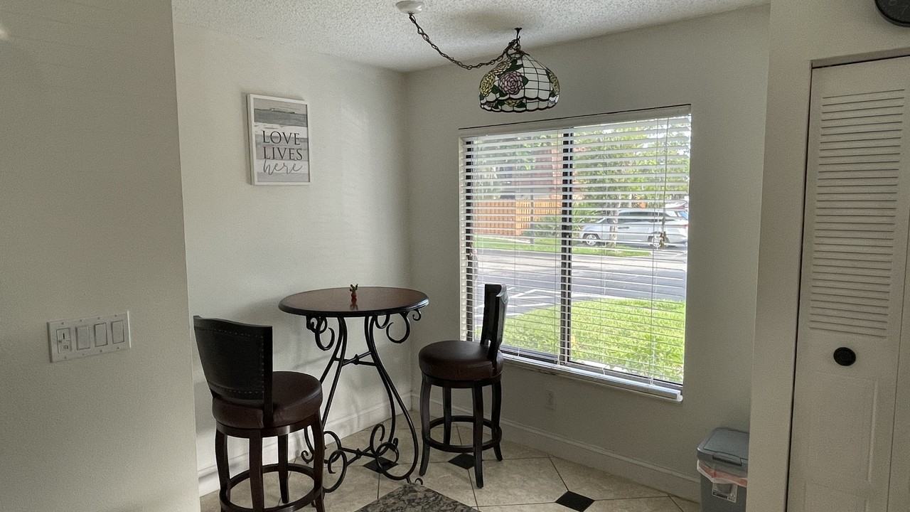1420 Park Shore Cir #NA - Photo 4 of 19