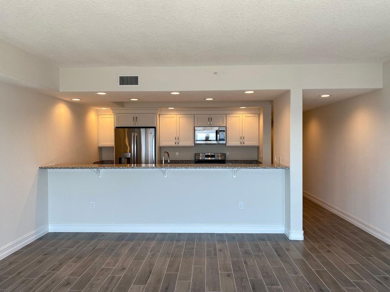 1825 Riverside Dr #304 - Photo 4 of 21