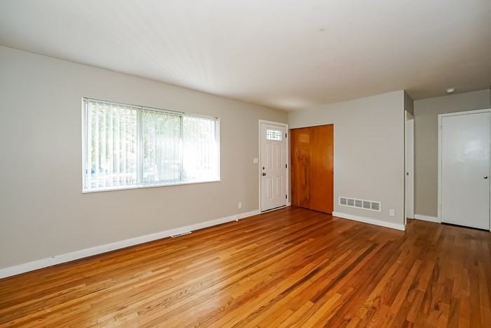 1083 Hancock Ave - Photo 2 of 16