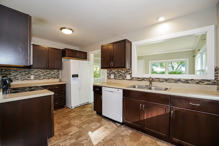 1083 Hancock Ave - Photo 3 of 16