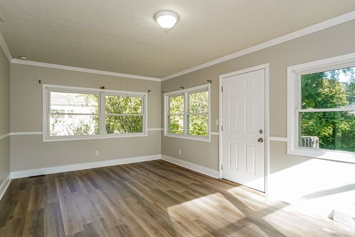 1083 Hancock Ave - Photo 6 of 16
