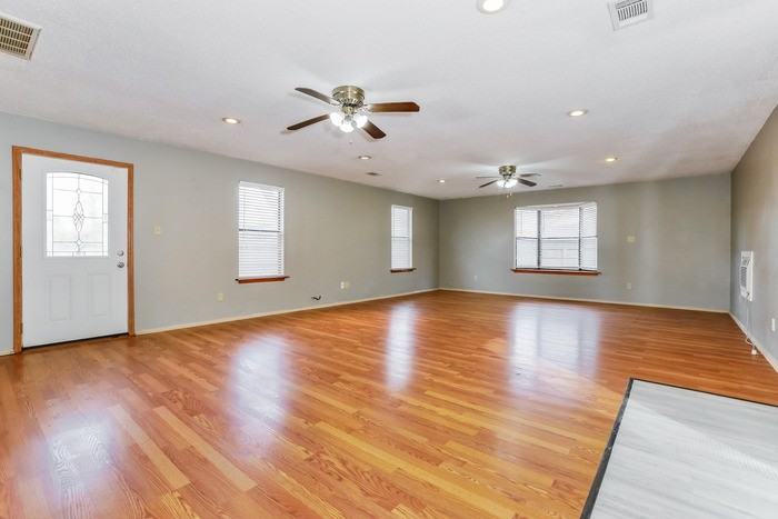 511 Sanders Ln - Photo 4 of 11