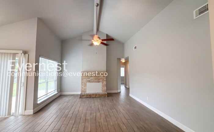 16211 Corsair Rd - Photo 5 of 29