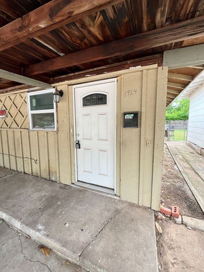 1924 N Cross Ave - Photo 2 of 11