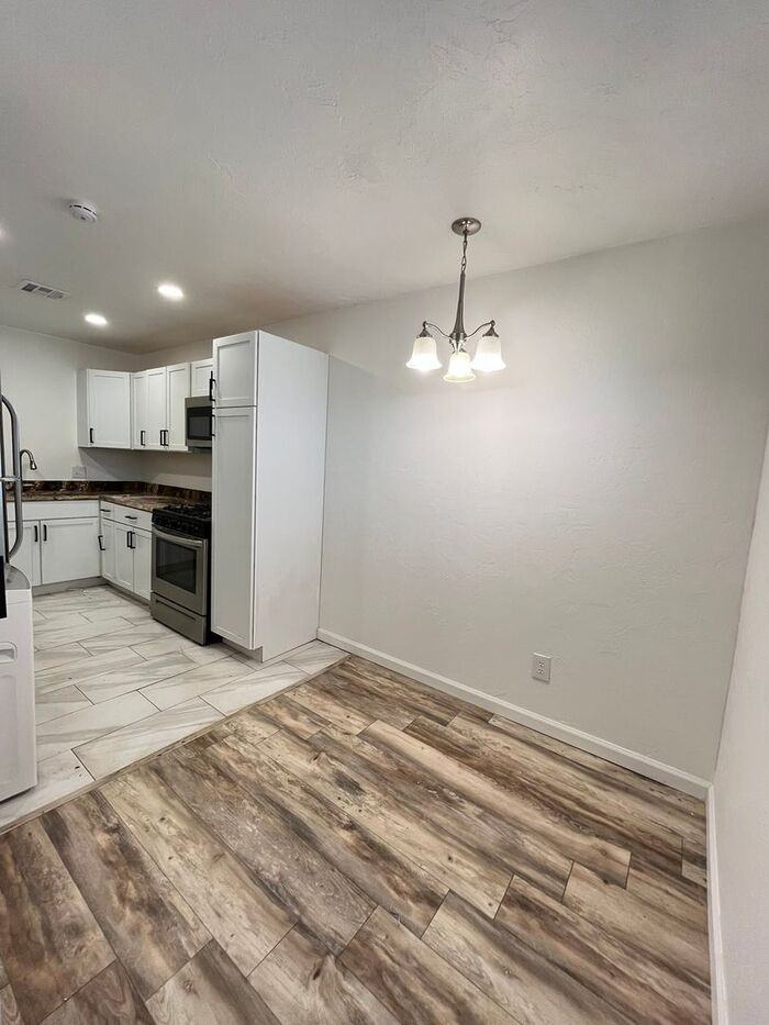 1924 N Cross Ave - Photo 4 of 11