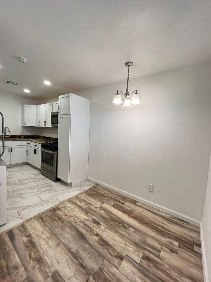 1924 N Cross Ave - Photo 5 of 11
