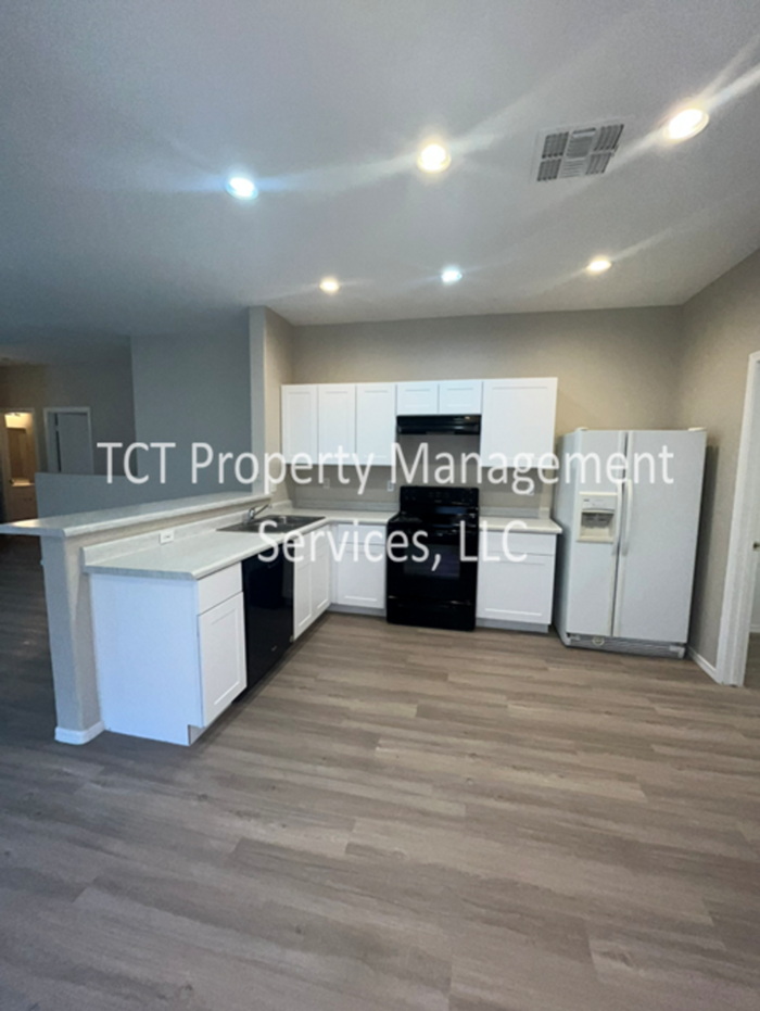 9136 W Cambridge Ave - Photo 3 of 10