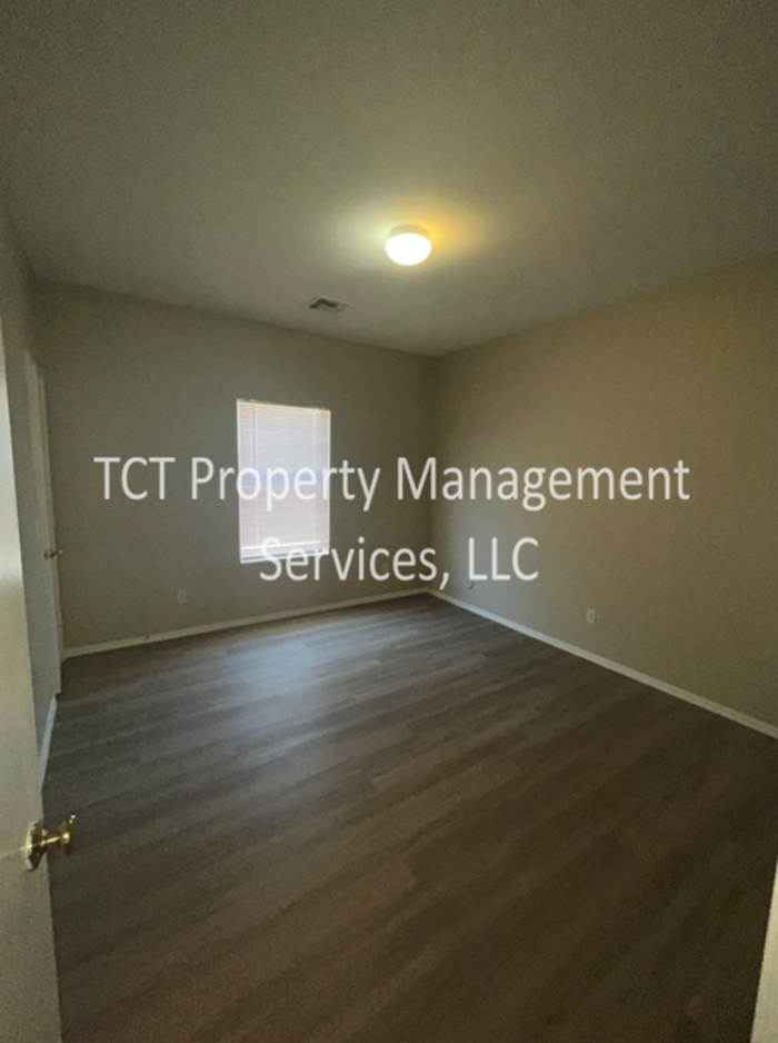 9136 W Cambridge Ave - Photo 5 of 10
