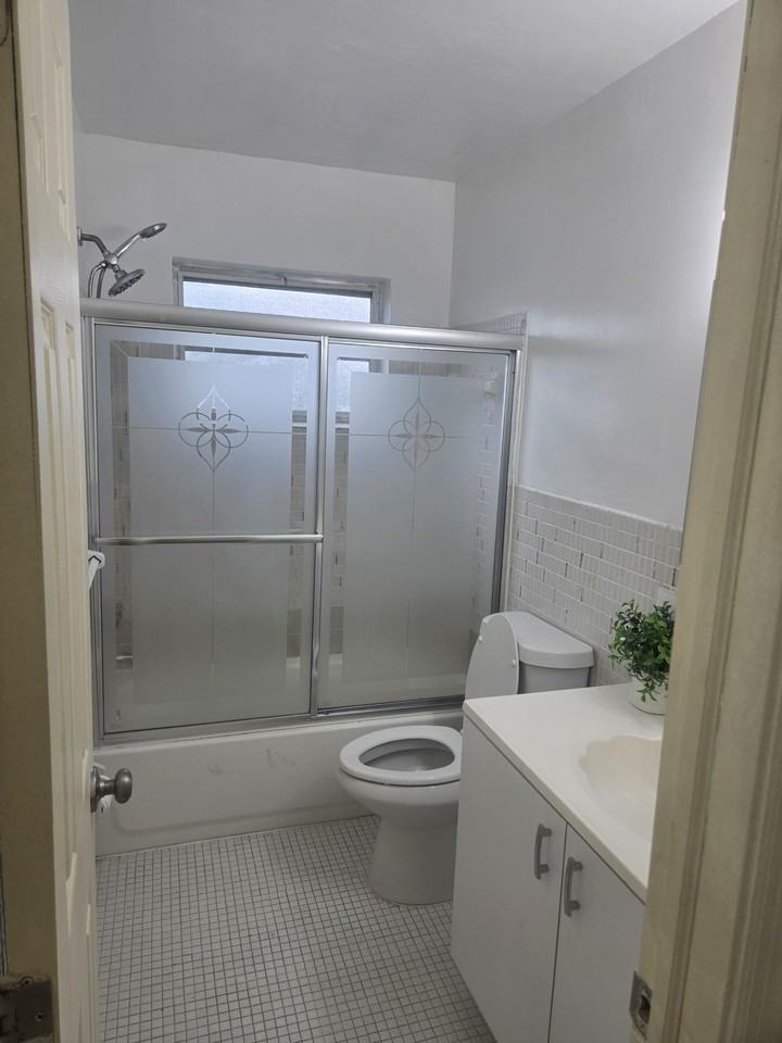 2031 Dewey St #107 - Photo 7 of 13