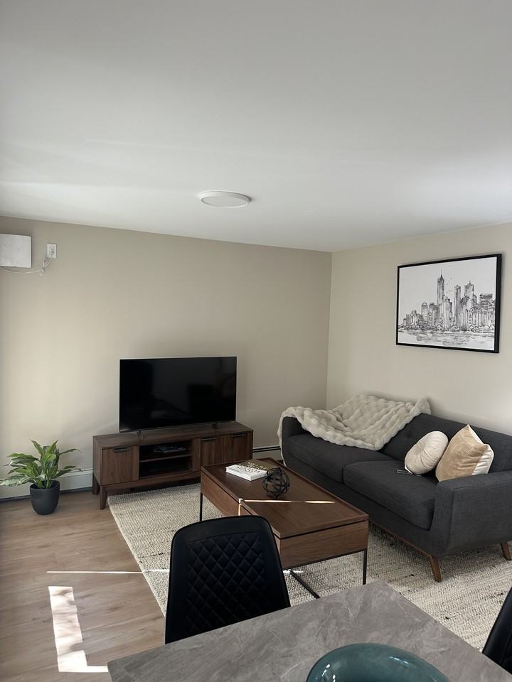 Rent On Oak - Photo 2 of 11